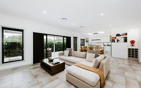 The Top Spot - A Modern All-Season Retreat